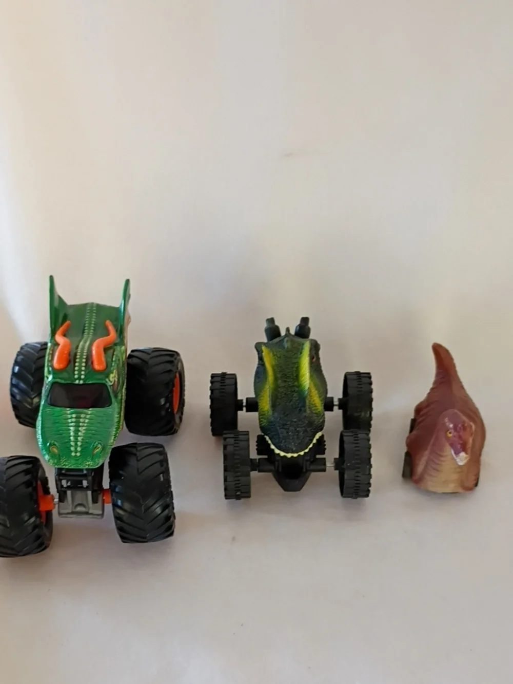 EUC Hot Wheels 2016 Monster Jam Dragon Diecast Metal 4x4 Truck And 2 Dino Cars
